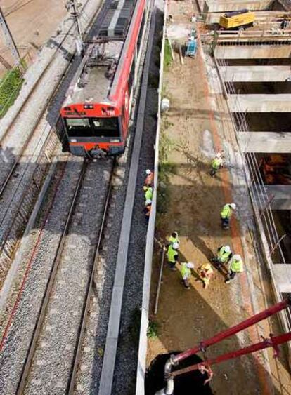 Lugar donde se produjo el socavón. Las vías son de Cercanías y la estructura de la derecha, la del AVE.