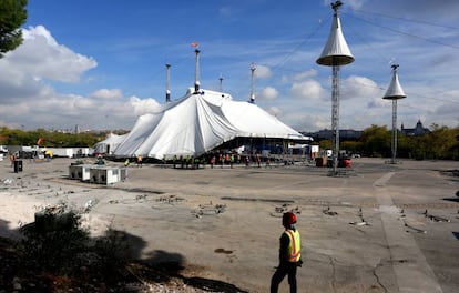 Operarios montan la carpa del Cirque du Soleil en Madrid.