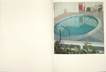 Una página del fotolibro 'Nine Swimming Pools and a Broken Glass', 1968, de Ed Ruscha. 