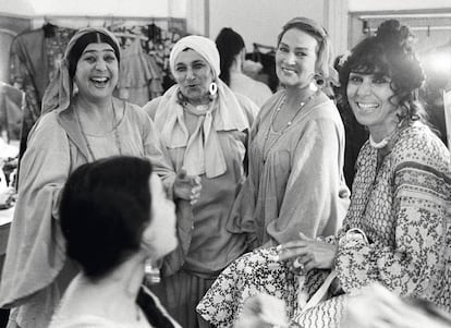 Un grupo de actrices del Teatro Romen de Drama y Música Romaní de Moscú, en un descanso de los ensayos.