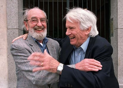 Junto a Ángel González, en el portal de la vivienda en la plaza San Juan de la Cruz que compartieron en la dictadura.