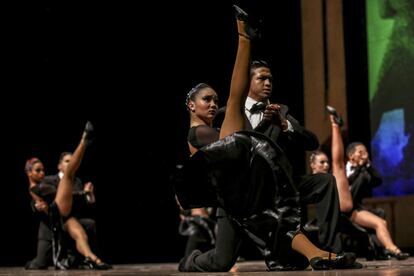 Un grupo de bailarines compite durante el XI Festival Internacional de Tango en Medellín (Colombia).