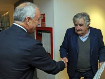 Fotografía facilitada por Presidencia del candidato socialista a la presidencia de la Xunta de Galicia, Pachi Vázquez (i), siendo recibido por el presidente de Uruguay, José Mujica (d), al inicio de la reunión que han mantenido hoy en Montevideo (Uruguay).