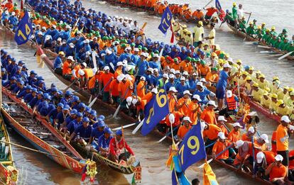 Varios participantes reman durante la carrera celebrada anualmente en el ámbito del Festival del Agua en el río Tonle Sap, en Phnom Penh (Camboya).