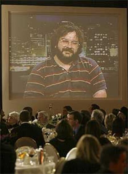 Peter Jackson agradece los galardones ante los asistentes a la gala mediante una vídeoconferencia.