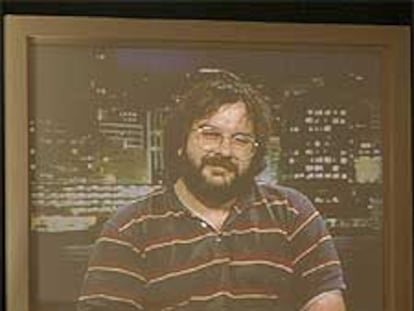 Peter Jackson agradece los galardones ante los asistentes a la gala mediante una vídeoconferencia.