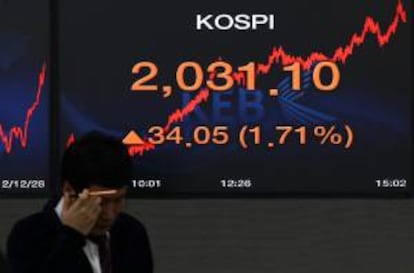 Un empleado surcoreano de la Bolsa de Seúl trabaja junto a un monitor que muestra el índice referencial del Kospi, en la sede de la Bolsa de Seúl, en Corea del Sur. EFE/Archivo