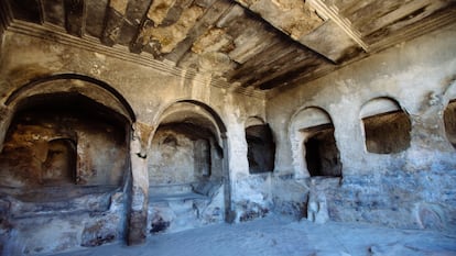 Sala de la Reina Tamara en las cuevas de Uplistsikhe.