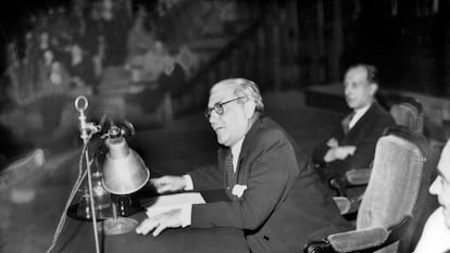 Georges Bernanos, durante una conferencia en La Sorbona en 1948.