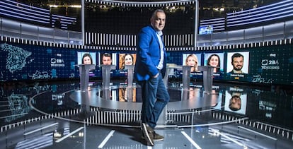 El periodista Xabier Fortes, en el Estudio 1 de Prado del Rey, desde donde se emitirá el debate a cuatro del lunes.