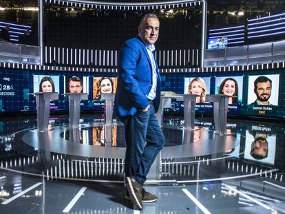 El periodista Xabier Fortes, en el Estudio 1 de Prado del Rey, desde donde se emitirá el debate a cuatro del lunes.