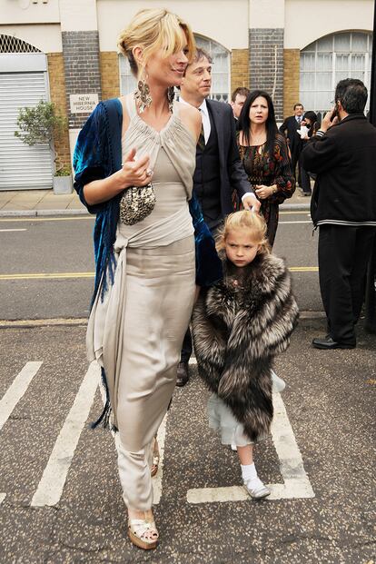 Lila, a los 6 años, acompañando a su madre a la moda de la cantante Leah Wood y Jack MacDonald.