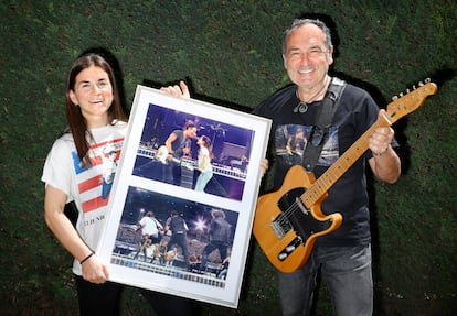 Marina Herce posa con la camiseta que llevaba cuando el músico la sacó a bailar en el concierto del Bernabéu en 2016. Junto a ella, su padre, Fermín.