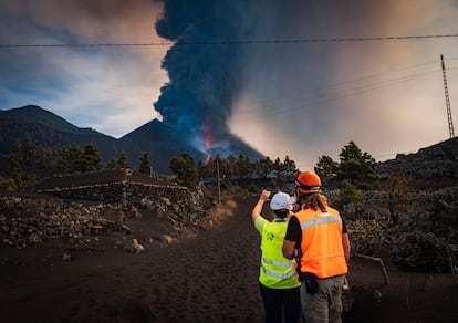 Miembros del Instituto Geológico y Minero de España (IGME-CSIC) durante la erupción del volcán de Cumbre Vieja en La Palma, en 2021.