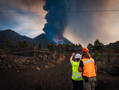 Miembros del Instituto Geológico y Minero de España (IGME-CSIC) durante la erupción del volcán de Cumbre Vieja en La Palma, en 2021.