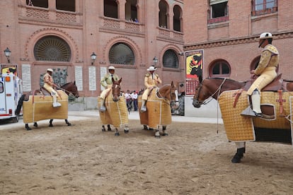 Un grupo de picadores, en el patio de caballos de Las Ventas.