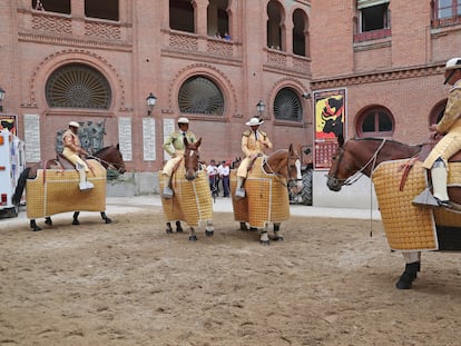 Un grupo de picadores, en el patio de caballos de Las Ventas.