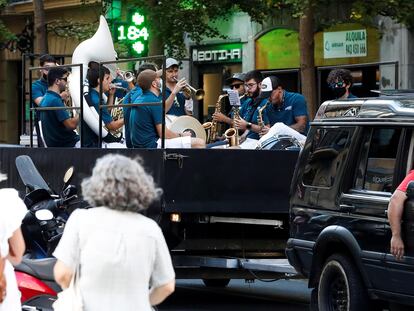 Una charanga recorre en un remolque las calles de San Sebastián el pasado martes, un día antes de que entrasen en vigor nuevas medidas contra los rebrotes en Euskadi.