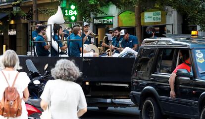 Una charanga recorre en un remolque las calles de San Sebastián el pasado martes, un día antes de que entrasen en vigor nuevas medidas contra los rebrotes en Euskadi.