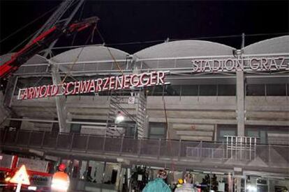 Una grúa retira el nombre de Arnold Schwarzenegger del estadio municipal de Graz el pasado lunes.