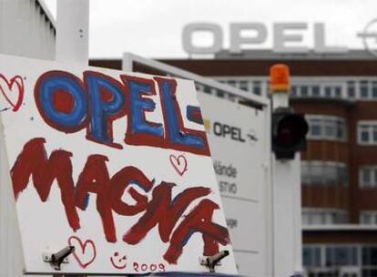 Un cartel sobre el acuerdo de venta de Opel a Magna a las puertas de la fábrica de Bochum (Alemania).
