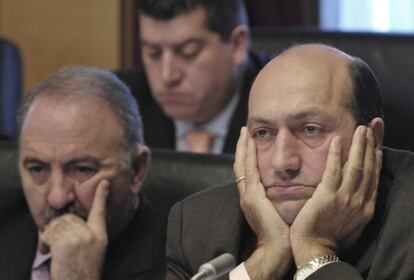 Rogelio Martínez, a la derecha, durante un pleno de la Diputación de Ourense cuando era alcalde.