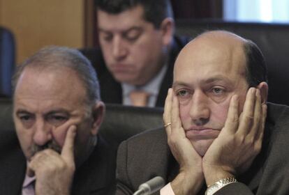 Rogelio Mart&iacute;nez, a la derecha, durante un pleno de la Diputaci&oacute;n de Ourense cuando era alcalde.