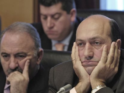 Rogelio Mart&iacute;nez, a la derecha, durante un pleno de la Diputaci&oacute;n de Ourense cuando era alcalde.