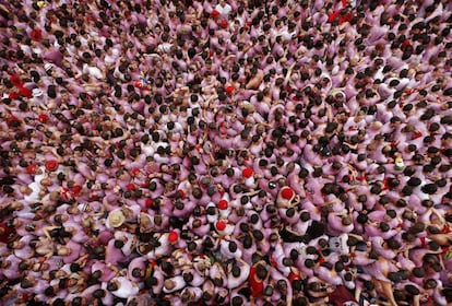 Millares de personas durante el chupinazo, de uan fiesta que dura 9 días.