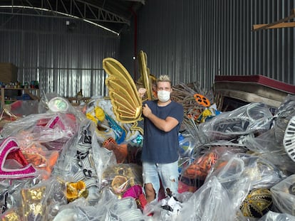 Gabriel Melo, diretor de Carnaval do Vai-Vai, em meio a uma pilha de fantasias de anos anteriores.