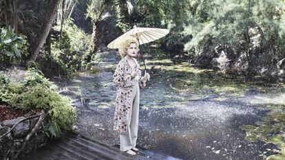 La actriz Julia Garner, que interpreta a una fotógrafa botánica, posa para Albert Watson en el jardín de su casa en Miami, escenario del Calendario Pirelli.