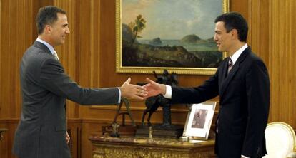 Don Felipe recibe a Pedro Sánchez en el palacio de La Zarzuela.