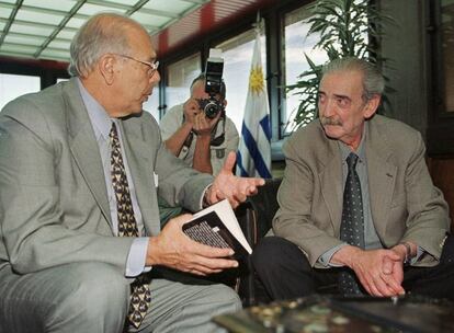 El poeta argentino Juan Gelman habla con el presidente de Uruguay, Jorge Batlle (i) durante un encuentro en el Palacio Presidencial de Montevideo, 31 de marzo de 2000.