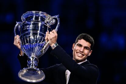 Carlos Alcaraz posa con el trofeo del número uno, este miércoles en el Pala Alpitour de Turín.