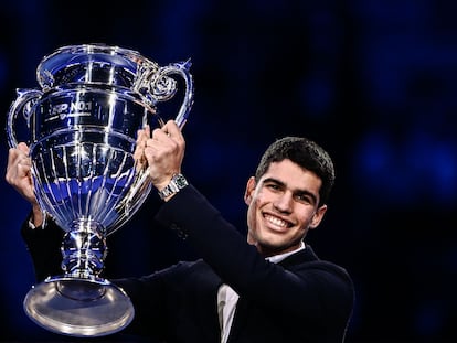 Carlos Alcaraz posa con el trofeo del número uno, este miércoles en el Pala Alpitour de Turín.