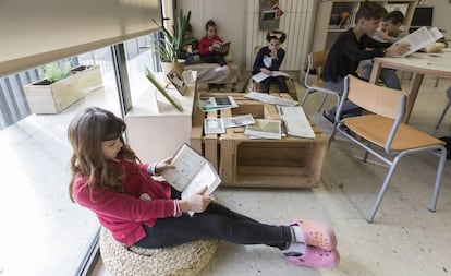 Una alumna lee en una escuela de Barcelona.