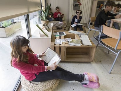 Una alumna lee en una escuela de Barcelona.