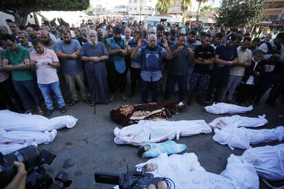 El corresponsal de Al Jazeera en Gaza, Wael Dahdouh, asiste al funeral de su mujer, su hijo y su hija, tras el ataque israelí en el campo de Nuseirat, situado en el centro de la Franja, este jueves. 