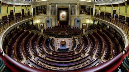 Vista del hemiciclo del Congreso de los Diputados, completamente vacío.