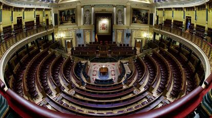 Vista del hemiciclo del Congreso de los Diputados, completamente vac&iacute;o.