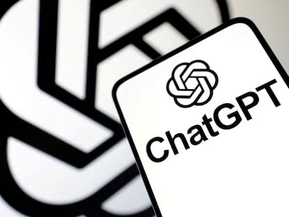 Logo de ChatGPT en una pantalla de móvil.
