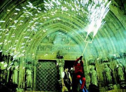 La portada de los Apóstoles de la iglesia de Santa María, del siglo XIV, en Morella (Castellón), durante la fiesta del 16 de enero.