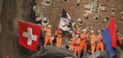 Un minero ondea una bandera suiza mientras celebra con sus compañeros el comienzo de los trabajos de avance en el tunel Gotthard