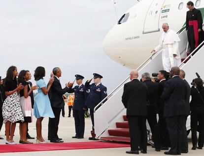 En la base, situada a unos 45 minutos en coche de Washington, le recibieron el presidente de EE UU, Barack Obama, su esposa Michelle, y las hijas de la pareja, Sasha y Malia. En la imagen, la familia Obama recibe al pontífice, el 22 de septiembre de 2015.