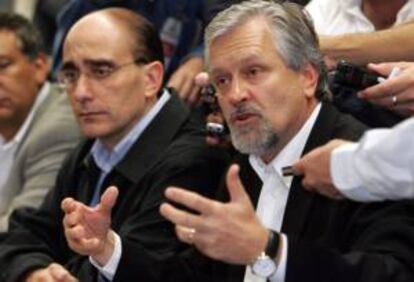 El director general de Itaipú en Brasil, Jorge Samek (d), dijo a Efe que la energía eléctrica "es más limpia, más eficiente, y mucho más barata en comparación con la empleada en los vehículos de gasolina". EFE/Archivo