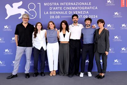 El director Rodrigo Sorogoyen, junto al reparto de la película 'Los años nuevos' en el photocall del festival.