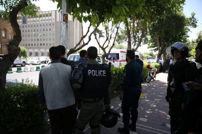 Policía iraní, cerca del edificio del Parlamento durante el atentado.