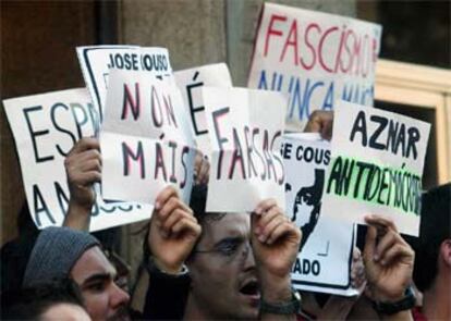 Un grupo de jóvenes protesta ante el polideportivo As Travesas de Vigo a la llegada de José María Aznar.