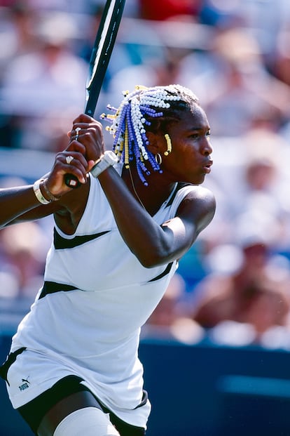 La irrupción de Serena Williams en el tenis de competición fue fulminante. En 1999, con apenas 18 años, ganó su primer ‘grande’, convirtiéndose junto a su hermana Venus en las dominadoras del circuito. Sus looks supusieron una bocanada de aire fresco en el deporte más elitista y conservador.