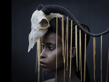 La modelo keniata Elsie Njeri luce joyas y adornos de la diseñadora Ami Doshi Shah.